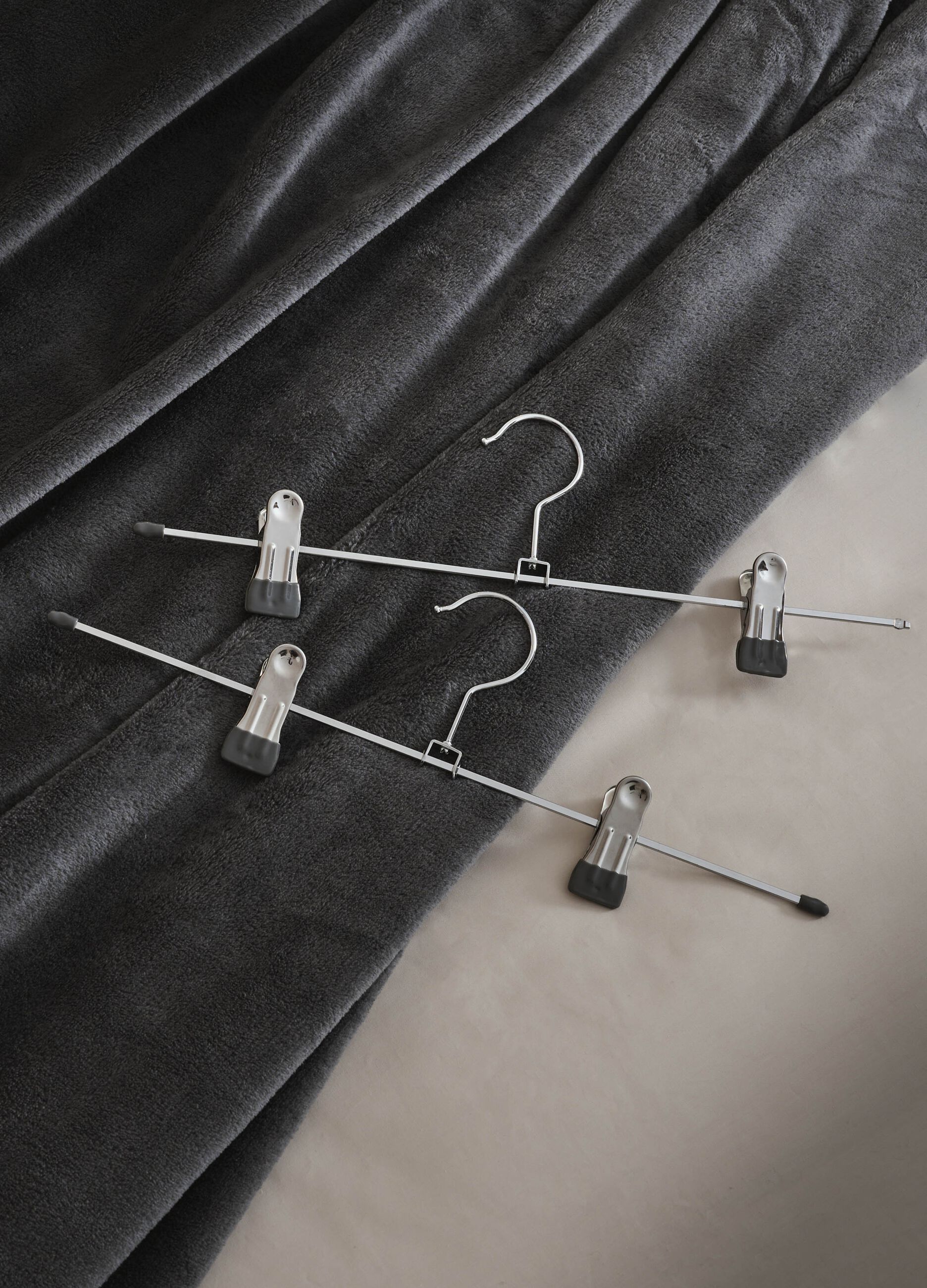2-pack hangers with clips_0