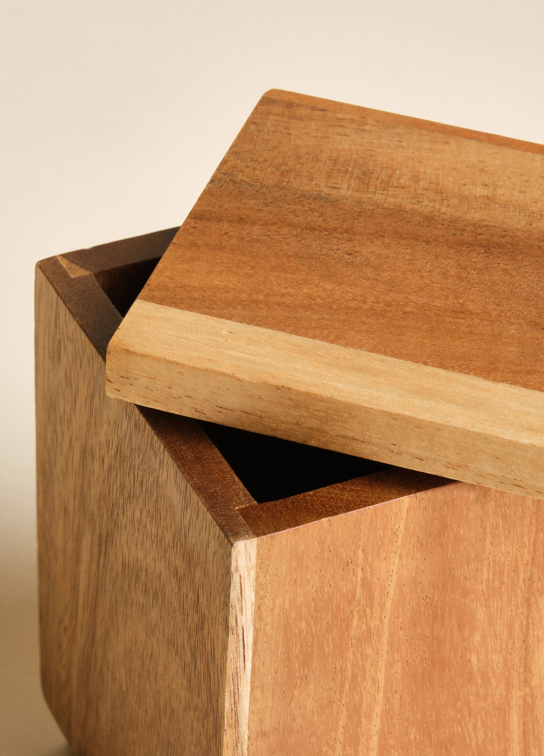 Toothbrush holder with lid in acacia wood_2