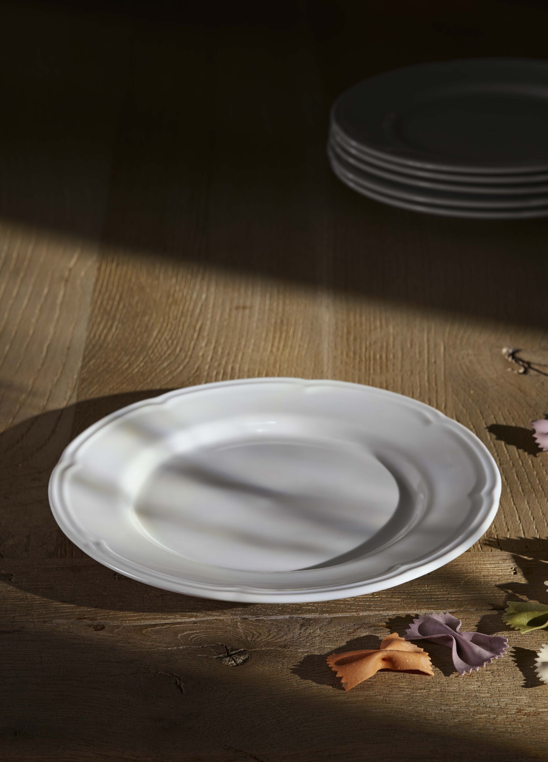 Overture plate in porcelain_0