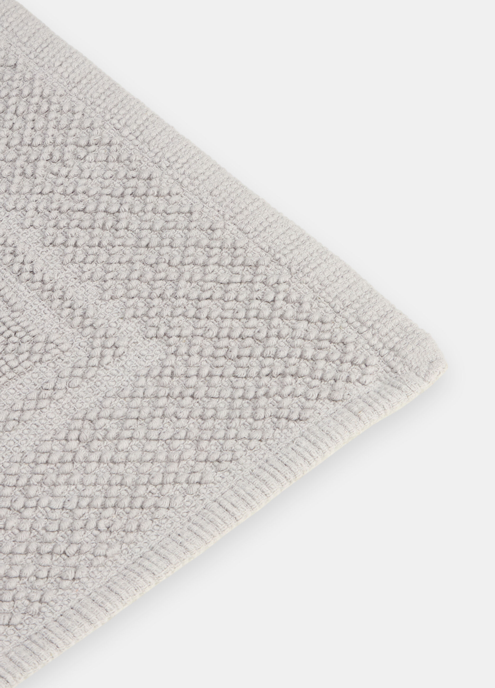 Cotton bath mat with three-dimensional motif_1