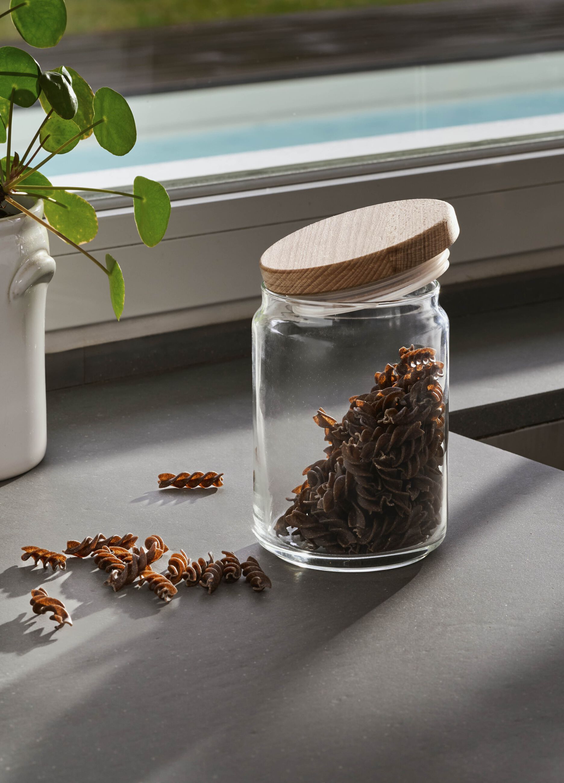 Glass jar with lid in solid beechwood_0