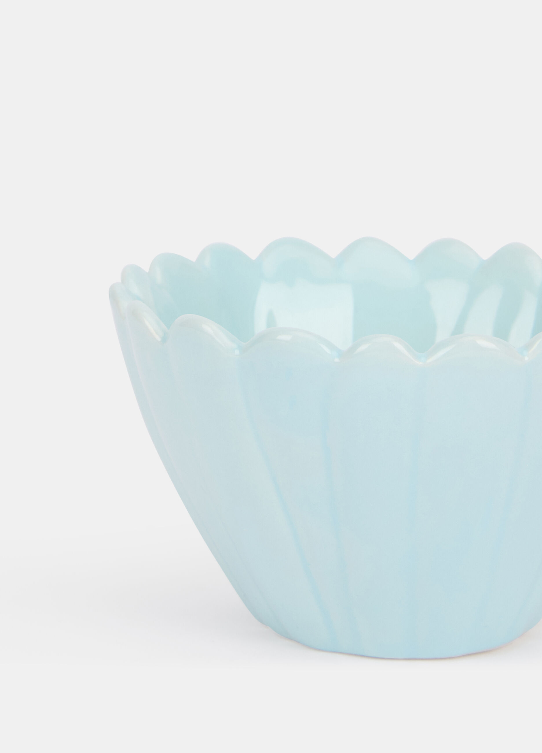 Flower-shaped tea cup with handle