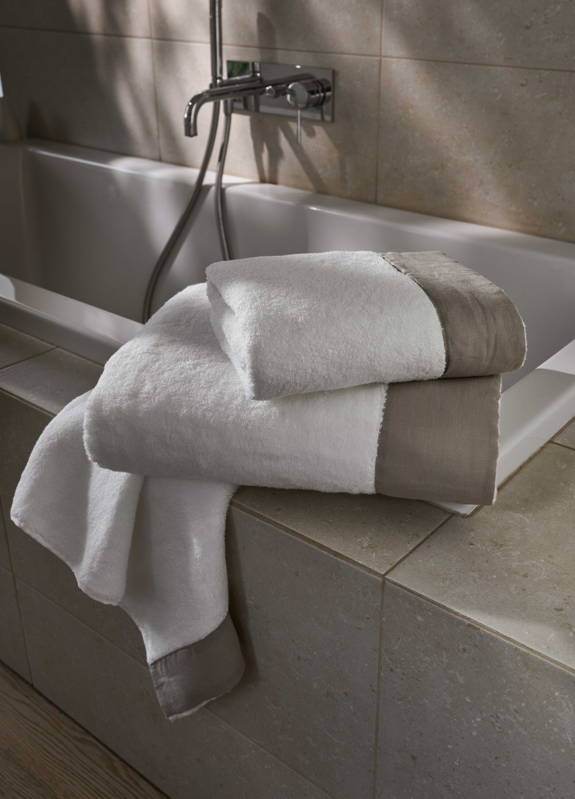 Bath towel in 100% cotton with linen trim_0