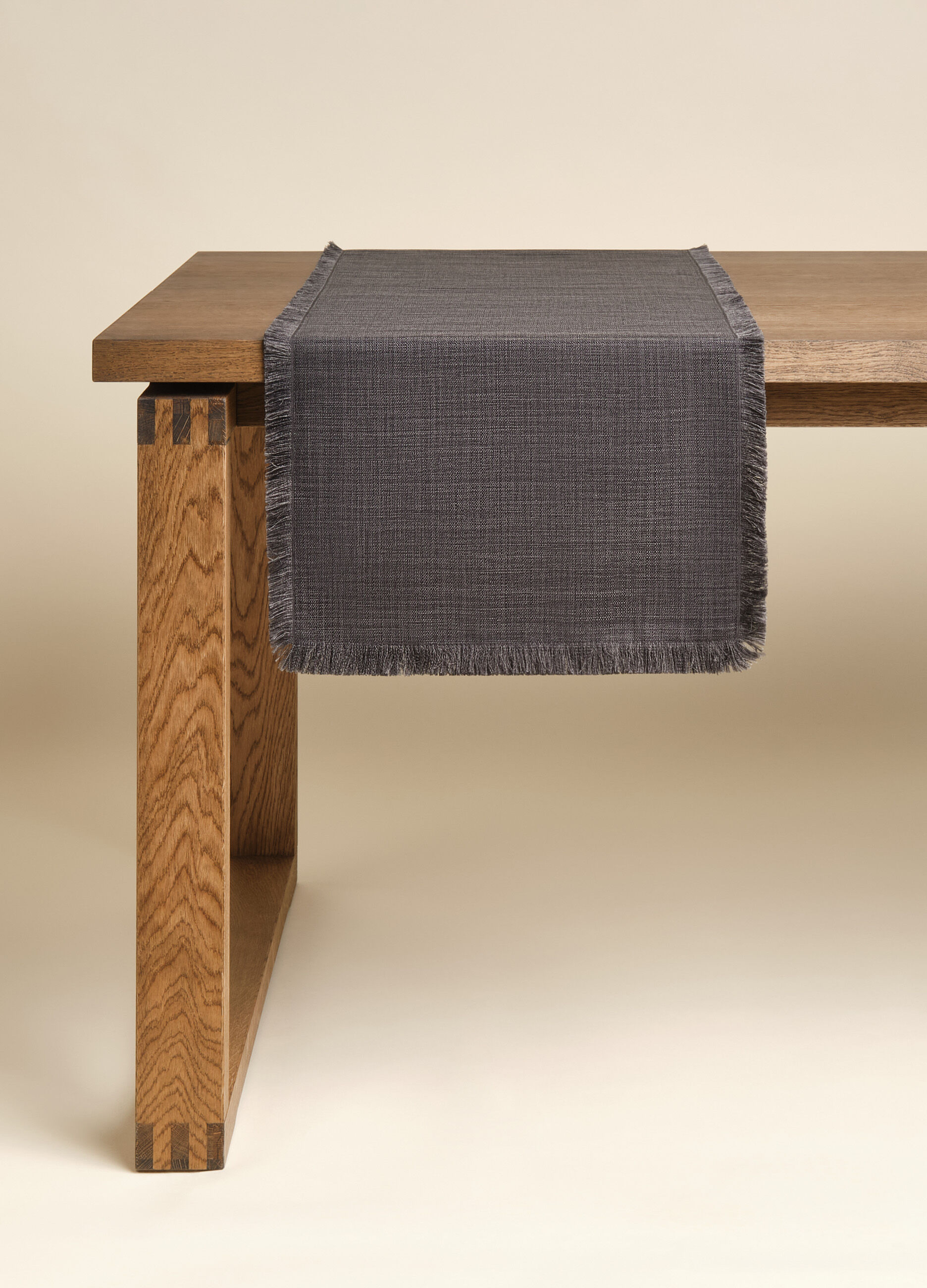 Fringed linen-effect table runner_1
