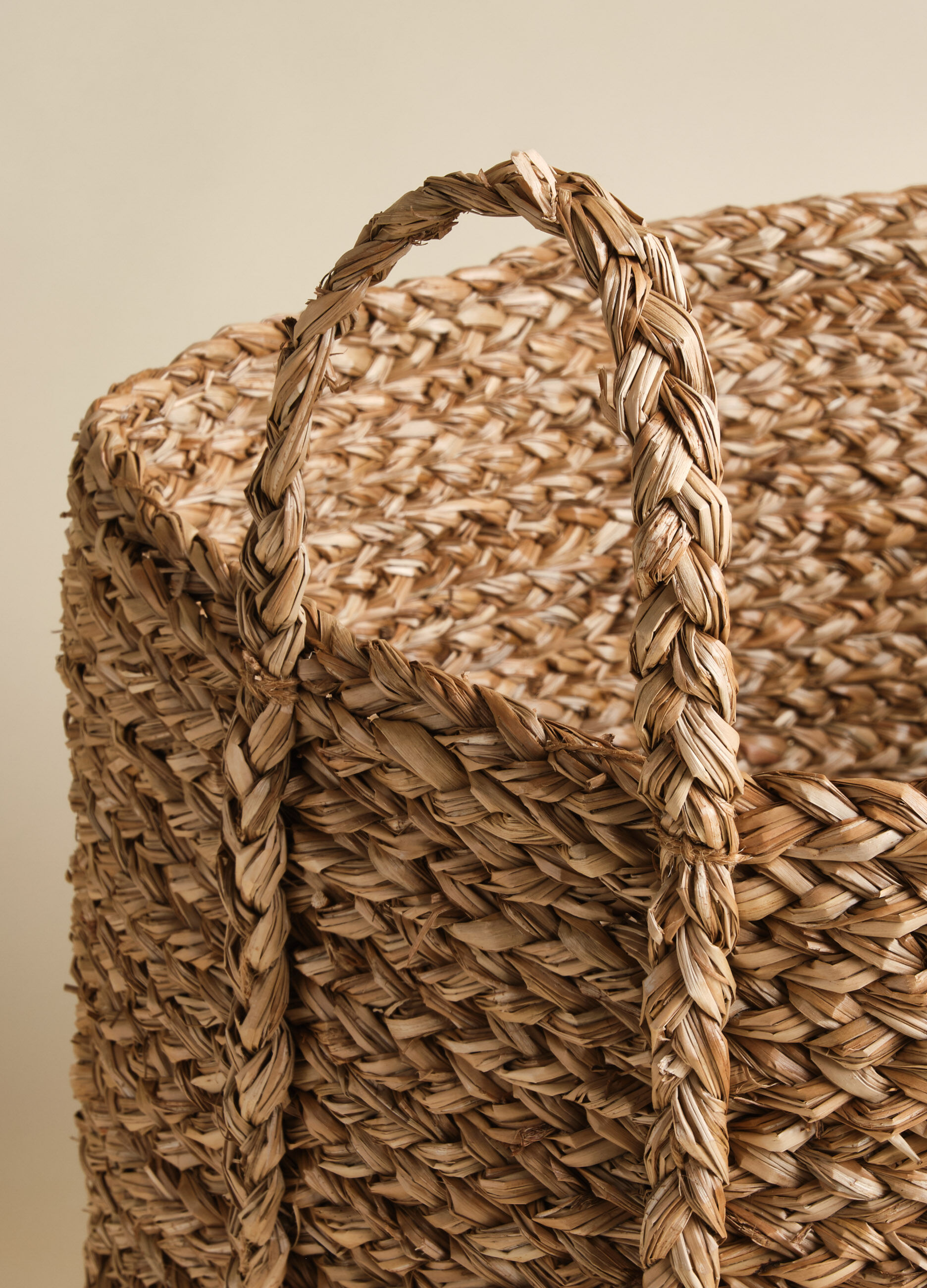 Large woven basket with handles_1