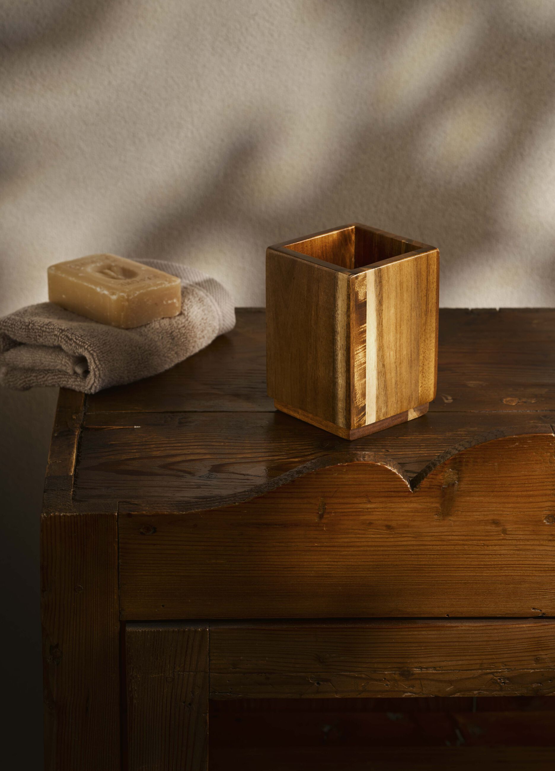 Toothbrush holder in acacia wood_0