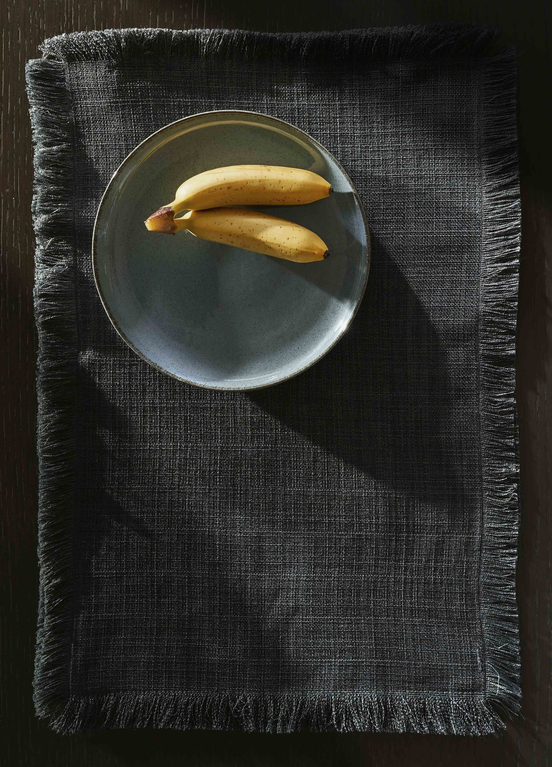 Fringed linen-effect table mat_0