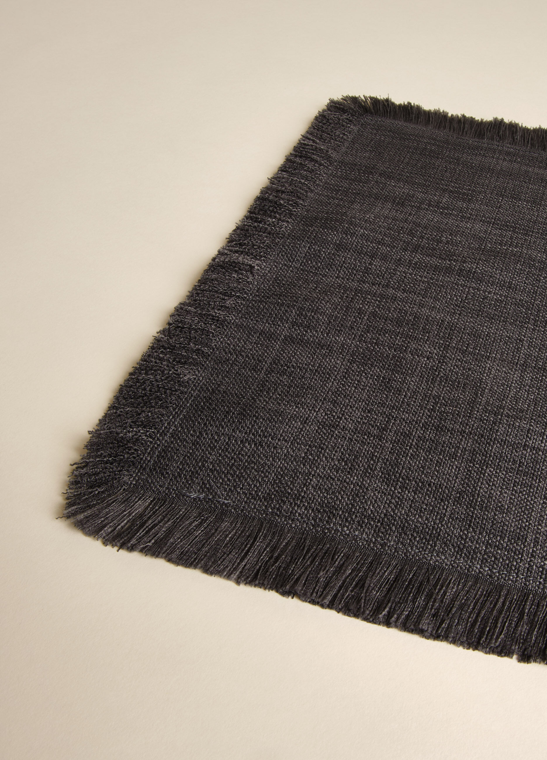 Fringed linen-effect table mat_2