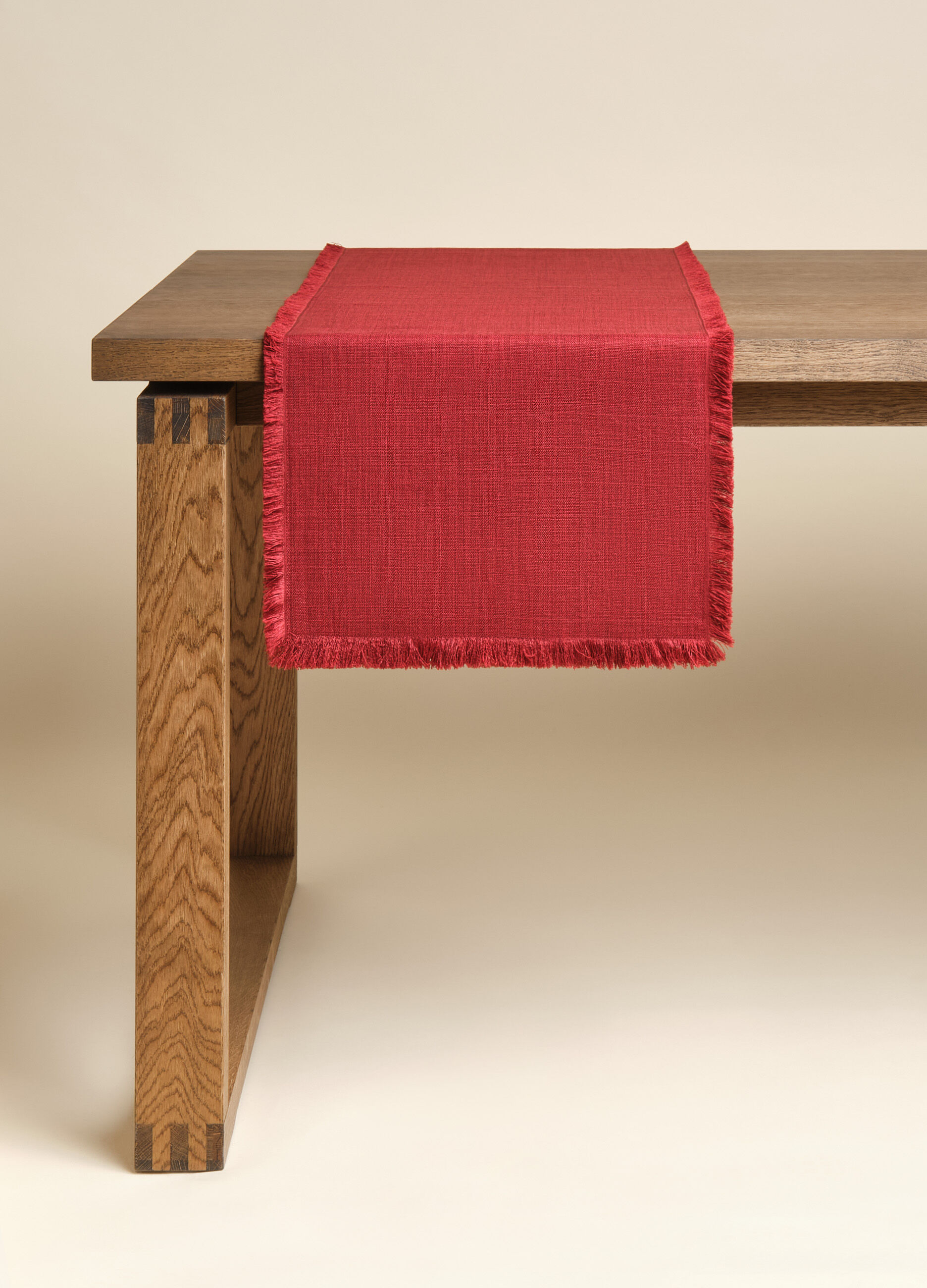 Fringed linen-effect table runner_1