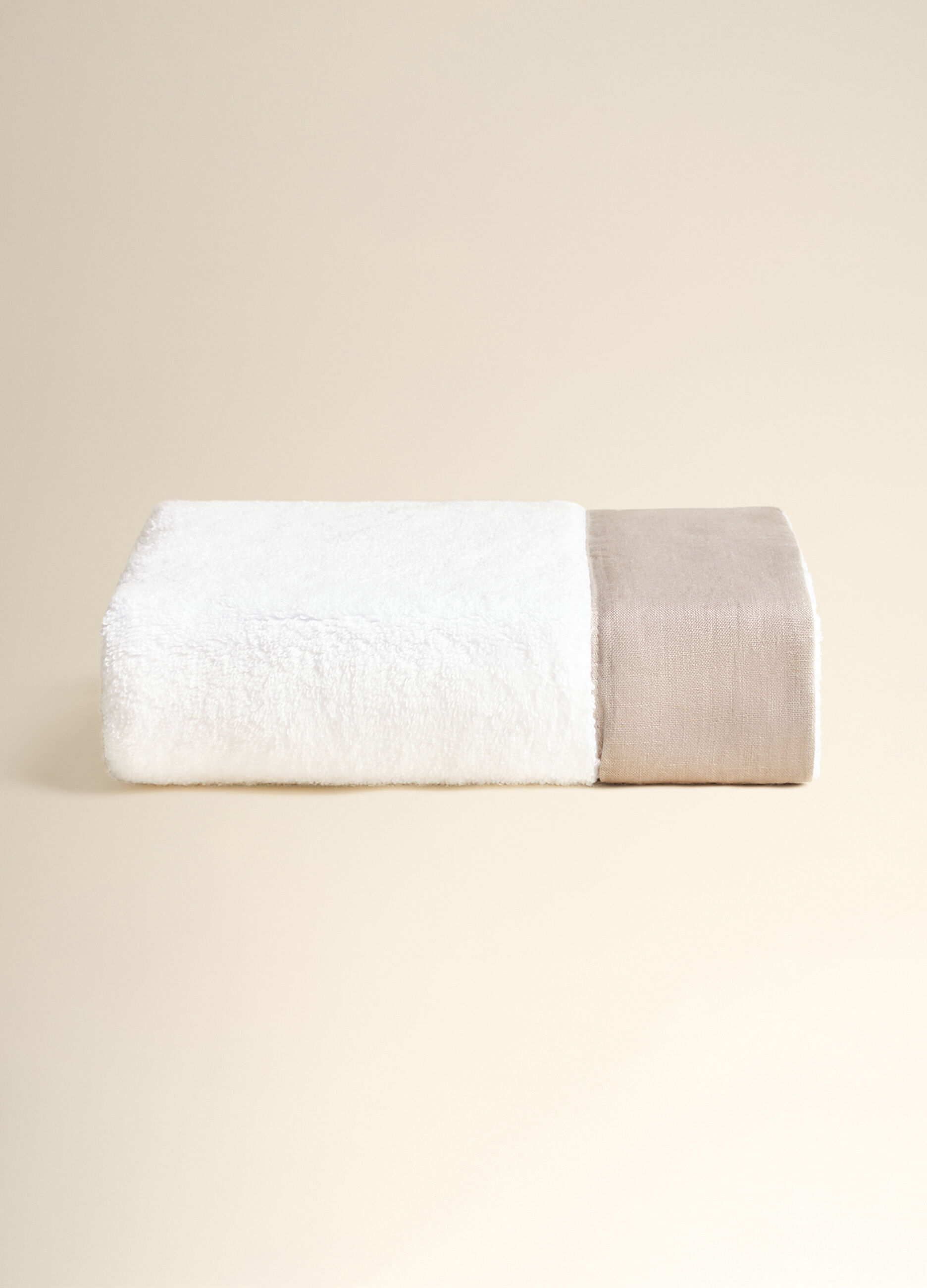 Bath towel in 100% cotton with linen trim_1