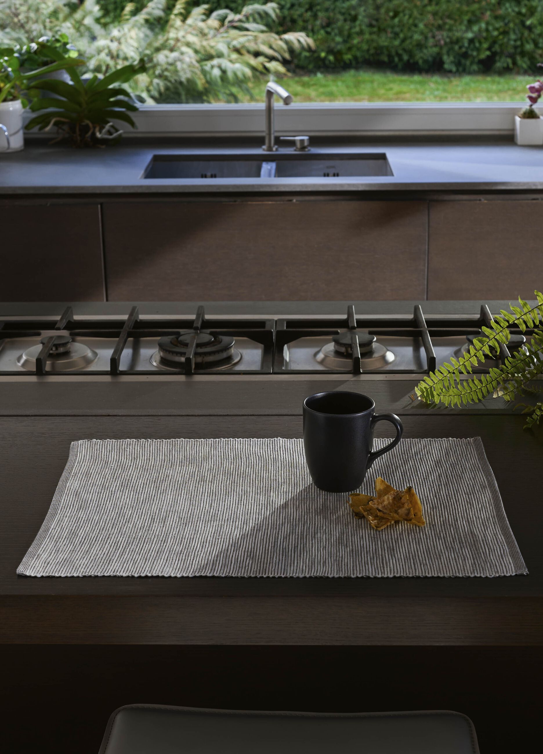 Table mat with double ribbing