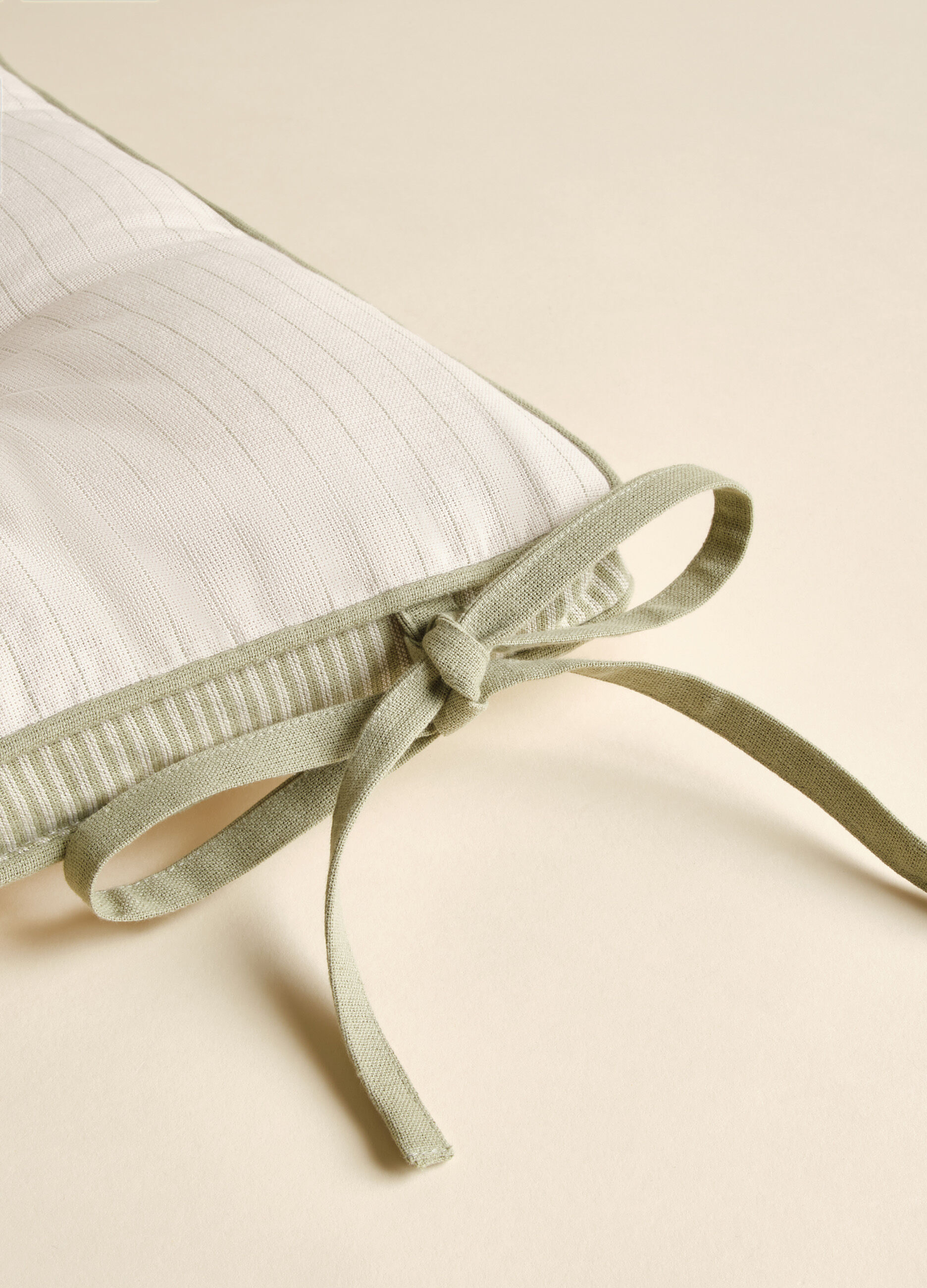 Square seat pad with stripes_1