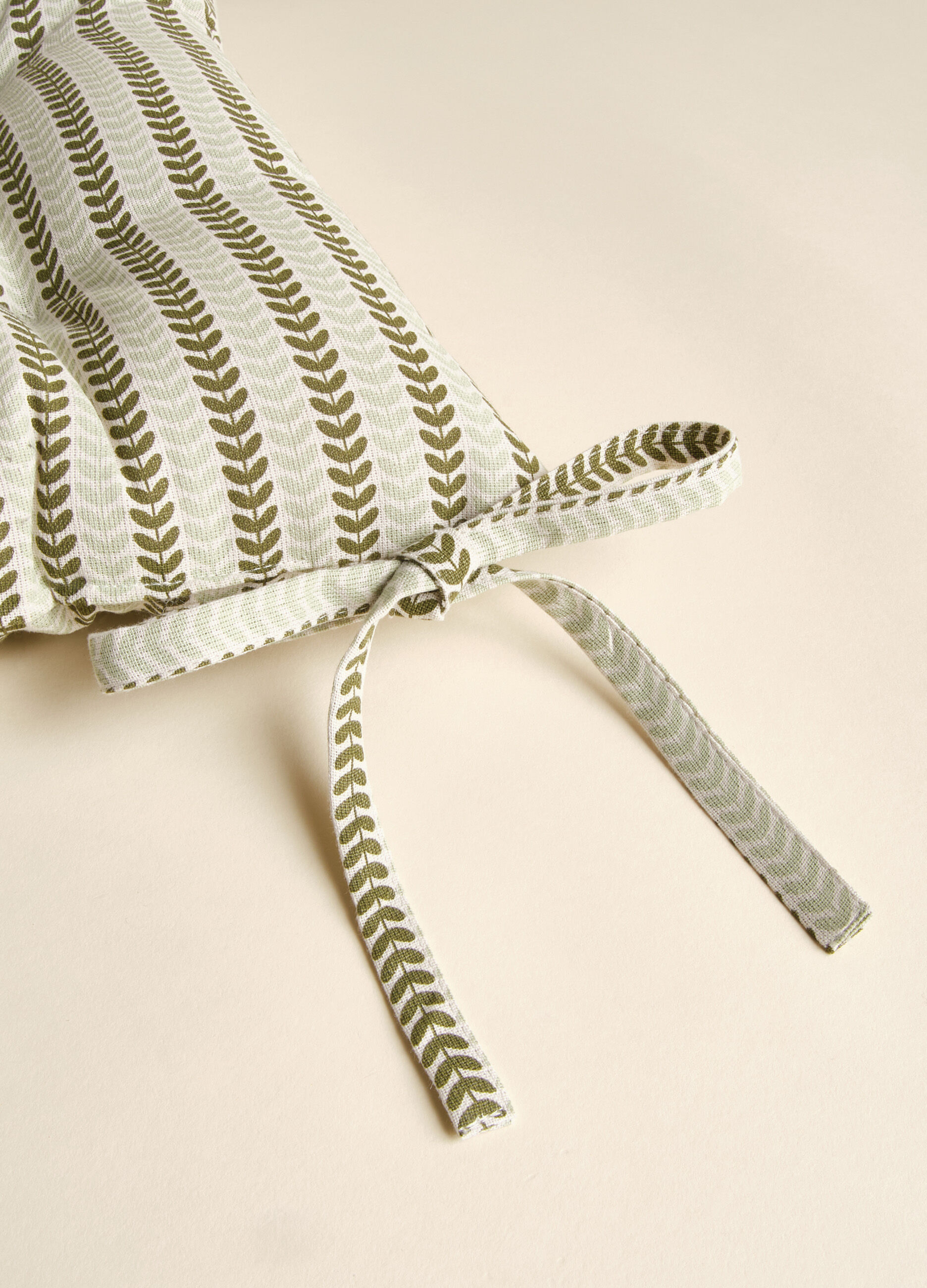 Square seat pad with leaves print_2