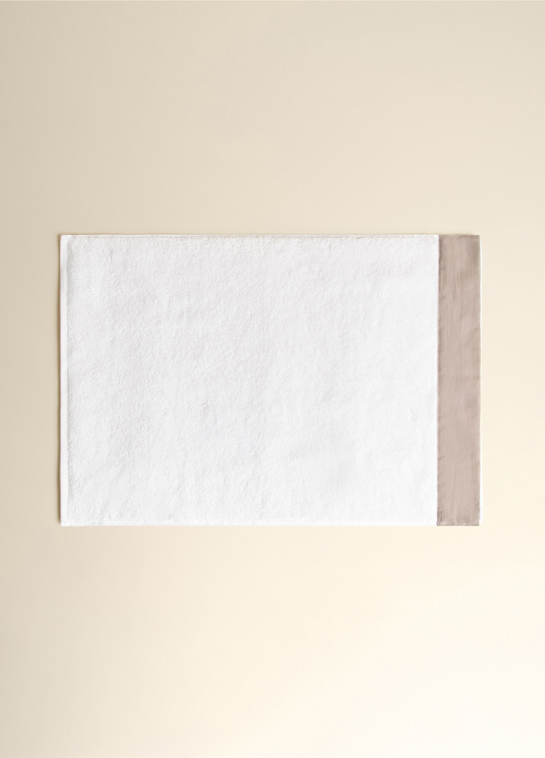 Bath towel in 100% cotton with linen trim_2